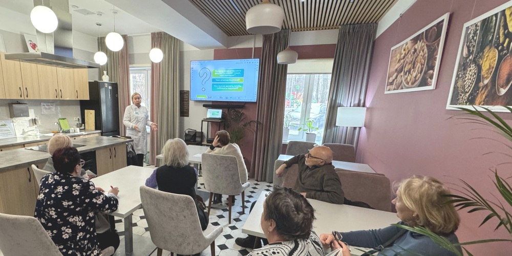 Для участников школы здоровья провели занятия о питании при остеопорозе