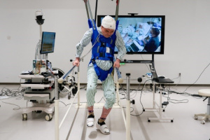 Достижения нейрохирургии: парализованные пациенты смогли сделать первые шаги (Китай)