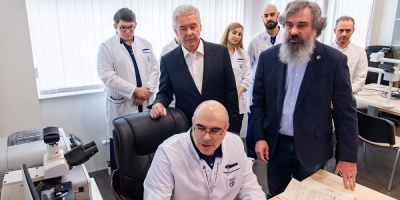 Во время визита в ММКЦ «Коммунарка» мэр Москвы посетил одно из патоморфологических отделений