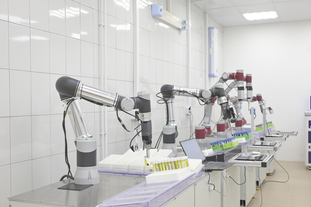 Манипуляторы сортируют пробы